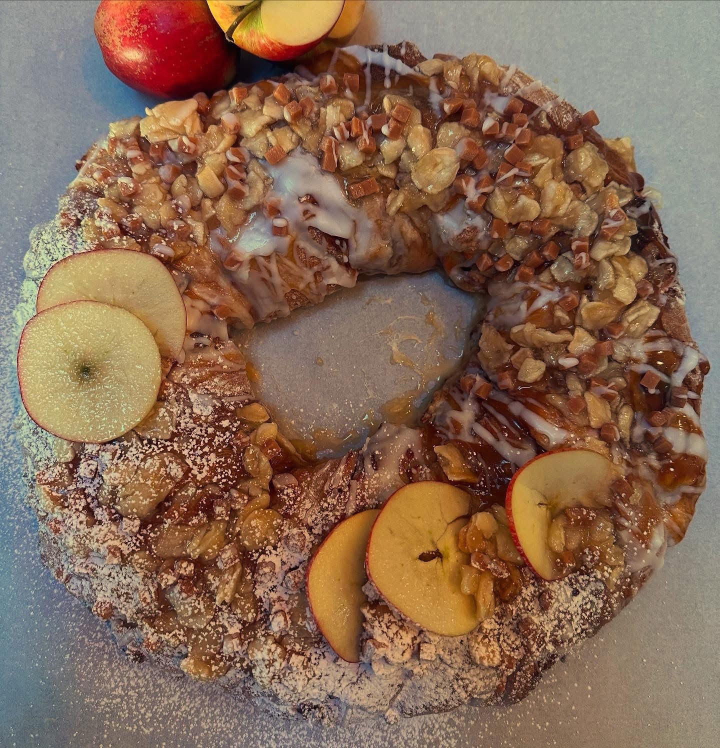 APPLE AND CARAMEL CHRISTMAS WREATH